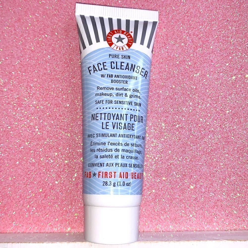 $8🌟 FIRST AID BEAUTY Pure Skin Face Cleanser